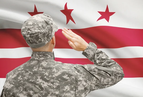 Soldier saluting to US state flag series - District of Columbia — Stock Photo, Image