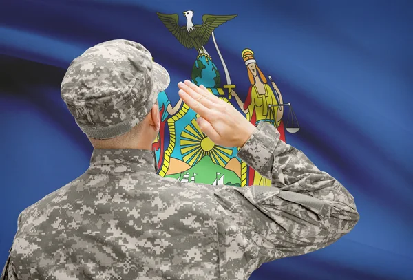 Soldat salutera oss statligt flagga serien - New York — Stockfoto
