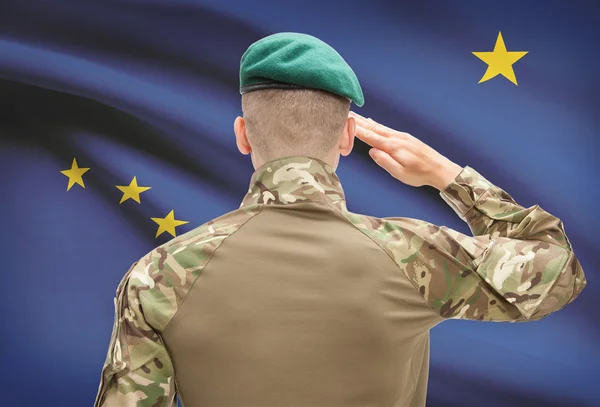 Soldado saludando al estado de los E.e.u.u. bandera conceptual serie - Alaska — Foto de Stock