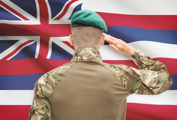Soldat salutera till Usa stat flagga konceptuella serien - Hawaii — Stockfoto