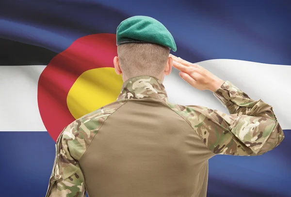 Voják zdravit Usa státu vlajky koncepční řady - Colorado — Stock fotografie