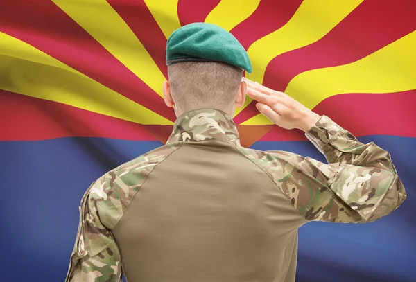 Soldat salutera till Usa stat flagga konceptuella serien - Arizona — Stockfoto