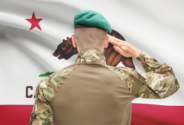 Soldat, saluant d'état des Usa drapeau série conceptuelle - Californie — Photo