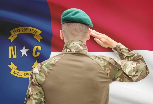 Voják zdravit Usa státu vlajky koncepční řady - Severní Karolína — Stock fotografie