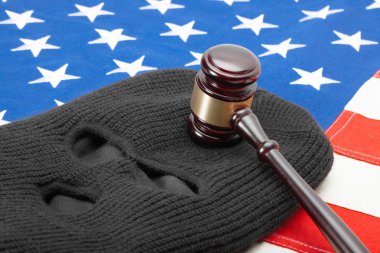 Hırsız maskesi ve yargıç üzerine bize bayrak tokmak