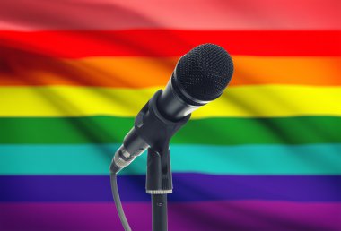 Arka plan - Lgbt Ulusal bayrağını ile stand mikrofon