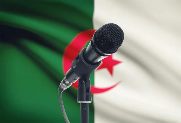 Microphone sur pied avec un drapeau national sur fond - Algérie — Photo