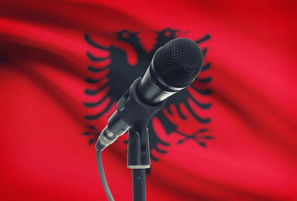 Microphone sur pied avec un drapeau national sur fond - Albanie — Photo