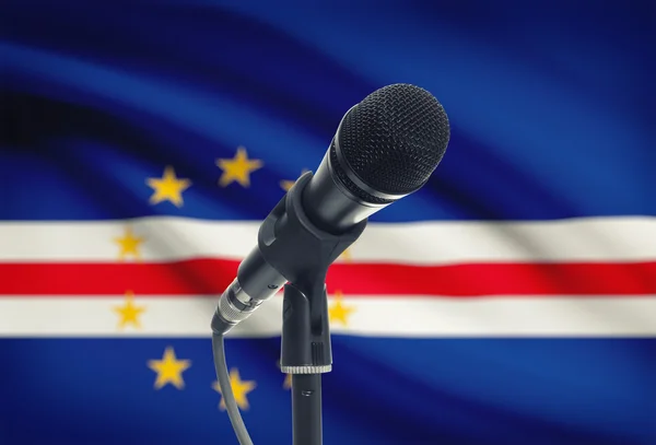 Micrófono en pedestal con bandera nacional de fondo - Cabo Verde — Foto de Stock