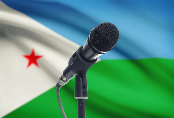 Microphone sur pied avec un drapeau national sur fond - Djibouti — Photo