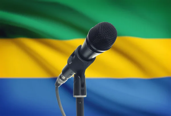 Arka plan - Gabon Ulusal bayrağını ile stand mikrofon — Stok fotoğraf