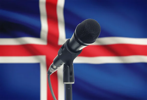 Micrófono en pedestal con bandera nacional de fondo - Islandia —  Fotos de Stock