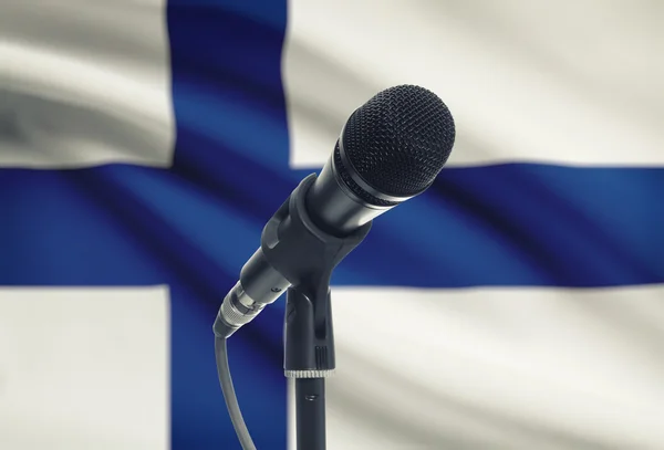 Microfone em carrinho com a bandeira nacional no plano de fundo - Finlândia — Fotografia de Stock
