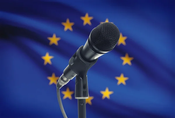 Micrófono en pedestal con bandera nacional de fondo - Unión Europea - UE —  Fotos de Stock