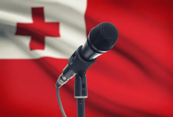 Micrófono en pedestal con bandera nacional de fondo - Tonga —  Fotos de Stock