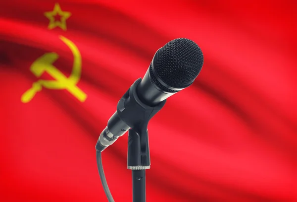 Microfono sul basamento con la bandiera nazionale su sfondo - URSS - Unione Sovietica — Foto Stock