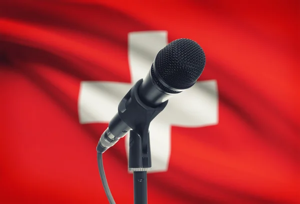Мікрофон на стенді з національного прапора на фоні - Швейцарія — стокове фото