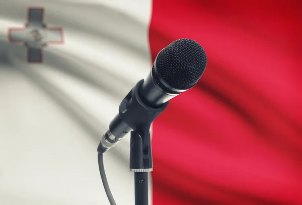 Micrófono en pedestal con bandera nacional de fondo - Malta —  Fotos de Stock