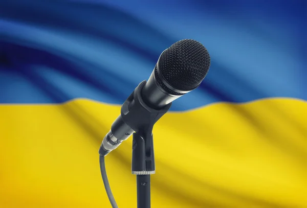 背景-乌克兰国旗台上麦克风 — 图库照片