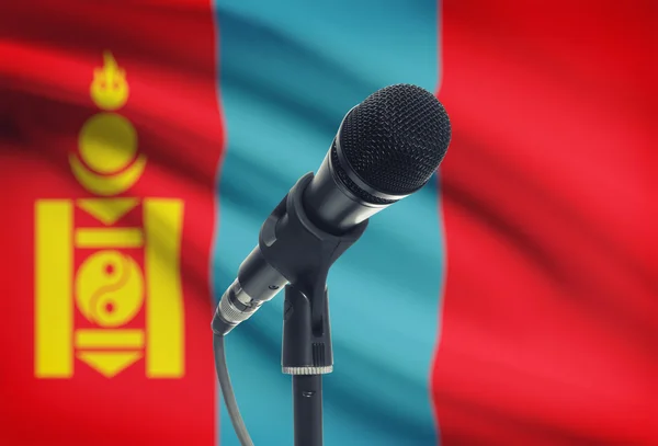 Microphone sur pied avec un drapeau national sur fond - Mongolie — Photo