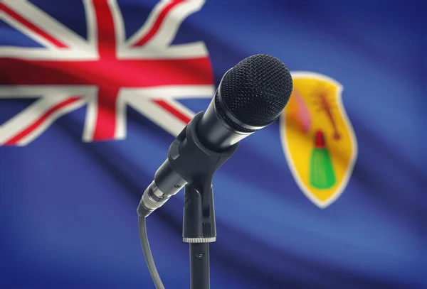 Microphone sur pied avec un drapeau national sur fond - îles Turques et Caïques — Photo