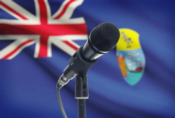 Microphone sur pied avec un drapeau national sur fond - Sainte-Hélène — Photo