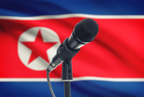 Mikrofon på stativ med flaggan på bakgrund - Nordkorea — Stockfoto