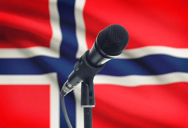 Mikrofon na stojaku z flagi narodowej na tle - Norwegia — Zdjęcie stockowe