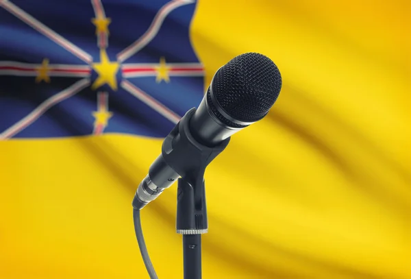 Micrófono en pedestal con bandera nacional de fondo - Niue — Foto de Stock