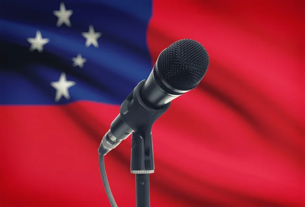 Microphone sur pied avec un drapeau national sur fond - Samoa — Photo