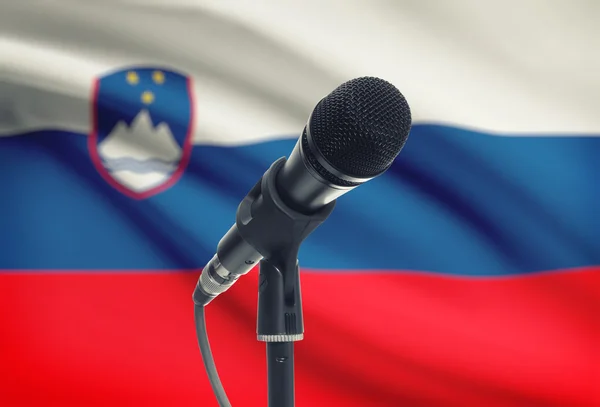 Mikrofon állvány, nemzeti zászló a háttérben - Szlovénia — Stock Fotó