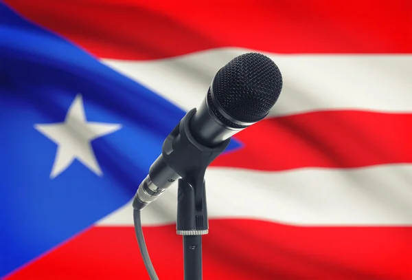 Microphone sur pied avec un drapeau national sur fond - Puerto Rico — Photo