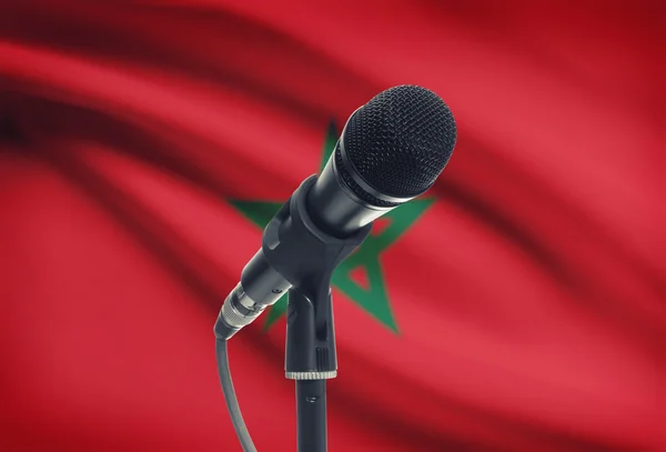 Microphone sur pied avec un drapeau national sur fond - Maroc — Photo