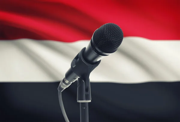 Microphone sur pied avec un drapeau national sur fond - Yémen — Photo