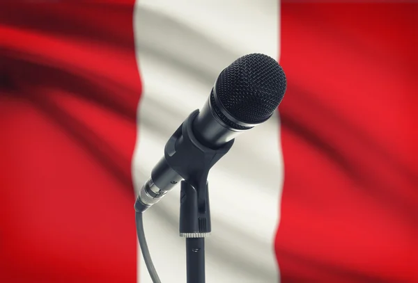 Microfone em carrinho com a bandeira nacional no plano de fundo - Peru — Fotografia de Stock