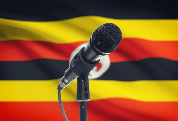 Mikrofon am Stand mit Nationalflagge auf Hintergrund - Uganda — Stockfoto