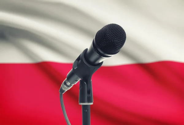 Мікрофон на стенді з національного прапора на фоні - Польща — стокове фото