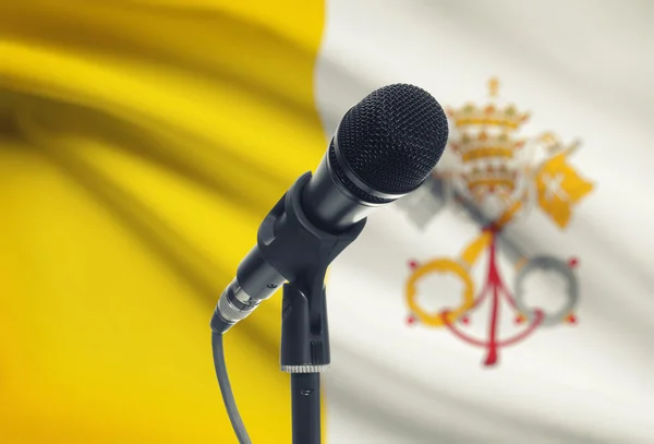 Microphone sur pied avec un drapeau national sur fond - cité du Vatican — Photo