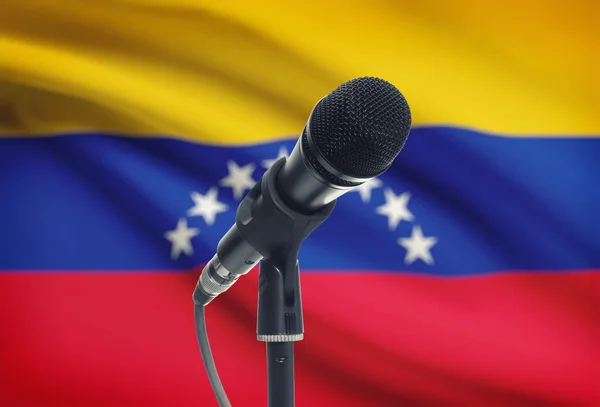 Mikrofon na stojanu s národní vlajkou na pozadí - Venezuela — Stock fotografie