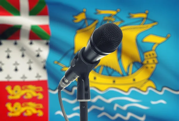 Microphone sur pied avec un drapeau national sur fond - Saint-Pierre et Miquelon — Photo