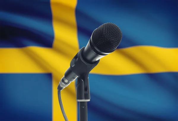 Mikrofon am Stand mit Nationalflagge auf Hintergrund - Schweden — Stockfoto