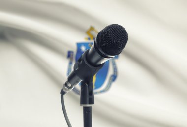 Mikrofon stand bizimle Devlet bayrağı arka plan - Massachusetts