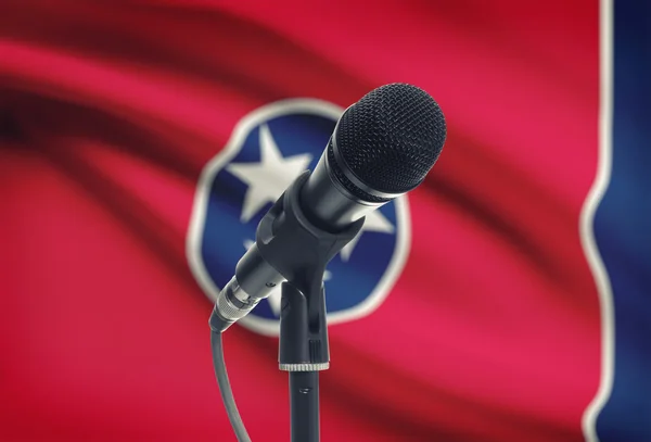 Micrófono en pedestal con nosotros estado de bandera en el fondo - Tennessee —  Fotos de Stock