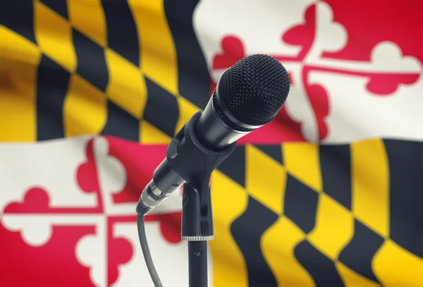 Microfone em carrinho conosco estado bandeira no fundo - Maryland — Fotografia de Stock