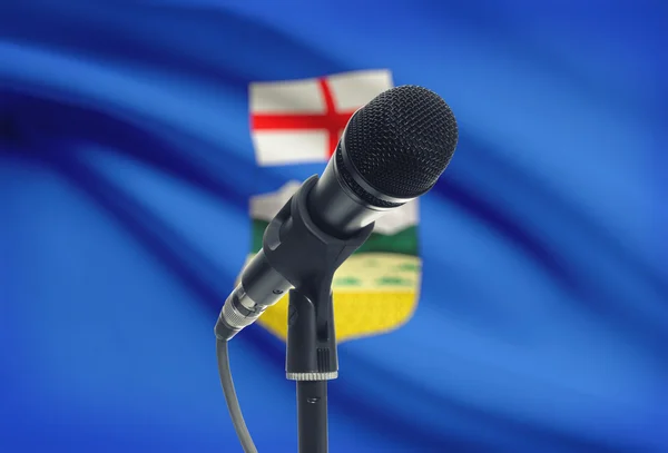 Micro sur pied avec le drapeau de la province canadienne sur fond - Alberta — Photo