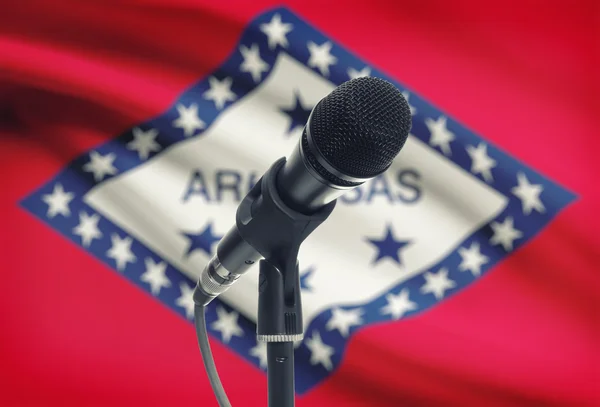 Micrófono en pedestal con nosotros estado de bandera en el fondo - Arkansas —  Fotos de Stock