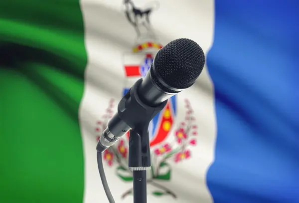 Micro sur pied avec le drapeau de la province canadienne sur fond - Yukon — Photo