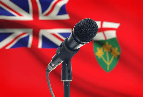 背景-安大略加拿大省旗台上麦克风 — 图库照片
