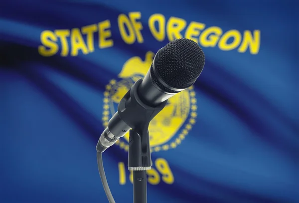 Microfoon op stand met ons staat vlag op achtergrond - Oregon — Stockfoto