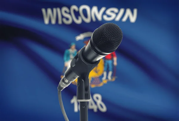 Mikrofon na stojaku z nami państwa bandery na tle - Wisconsin — Zdjęcie stockowe